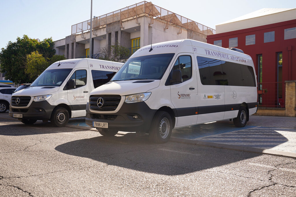 Vehículo de transporte adaptado de Fepamic para personas con discapacidad