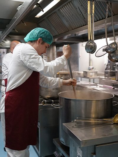 Lorenzo, voluntario en cocina